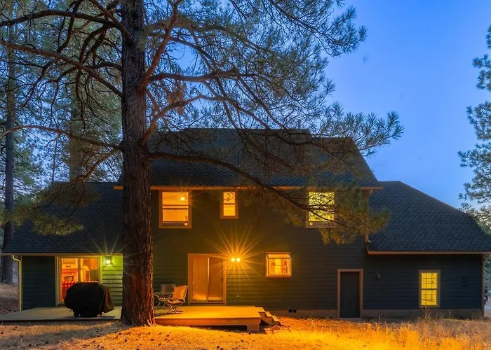 Cozy Family Cabin Deck & Fire Table Sleeps 10 Holiday home *