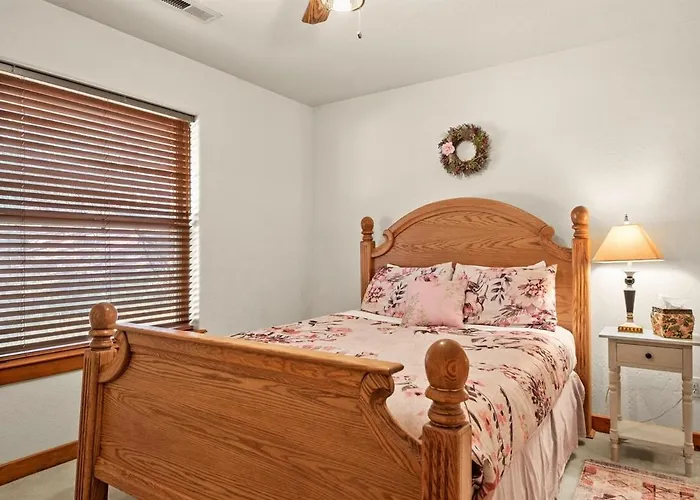 Cozy Family Cabin Deck & Fire Table Sleeps 10 Flagstaff