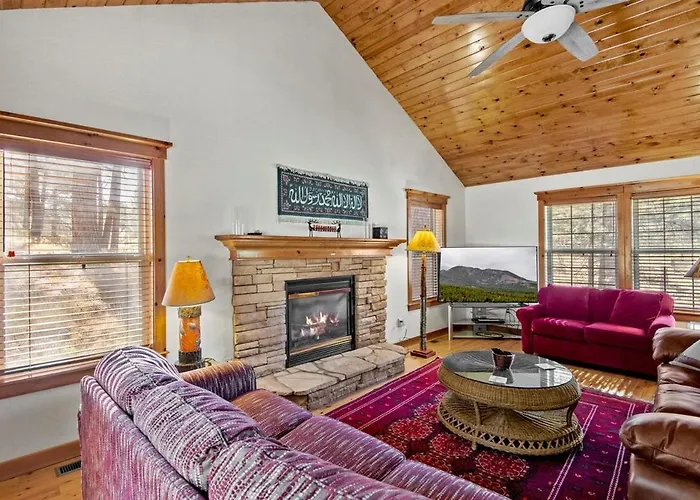 Cozy Family Cabin Deck & Fire Table Sleeps 10