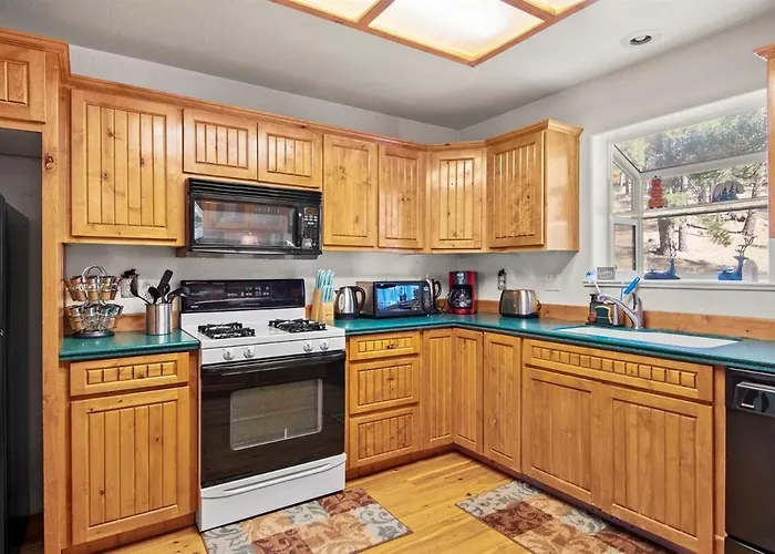 Cozy Family Cabin Deck & Fire Table Sleeps 10 Holiday home *