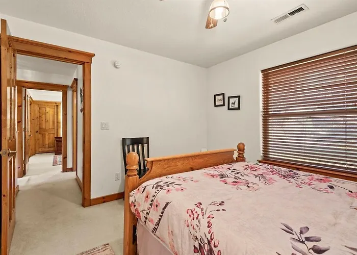 Cozy Family Cabin Deck & Fire Table Sleeps 10 Holiday home