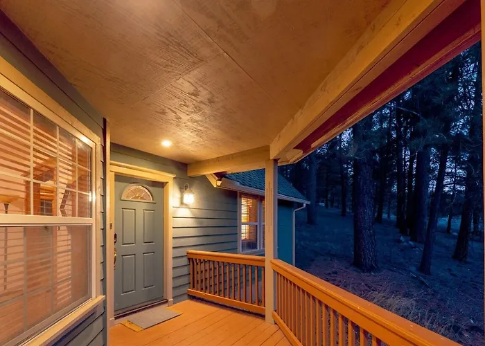 Cozy Family Cabin Deck & Fire Table Sleeps 10 Holiday home