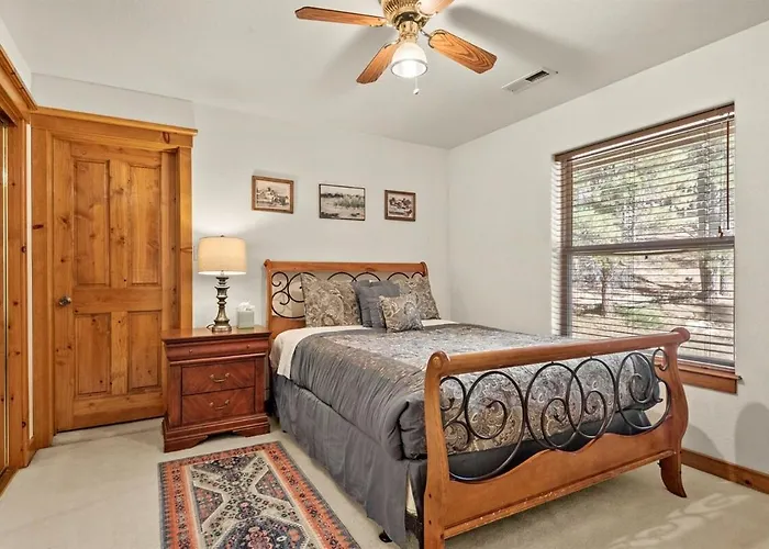 Cozy Family Cabin Deck & Fire Table Sleeps 10 Holiday home Flagstaff