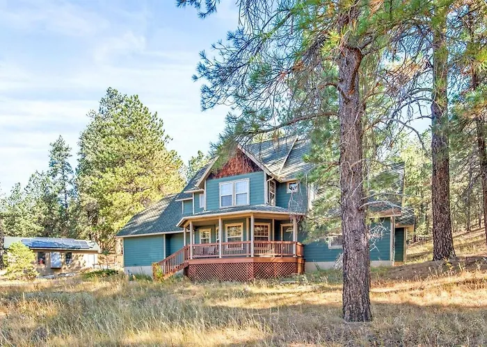 Cozy Family Cabin Deck & Fire Table Sleeps 10