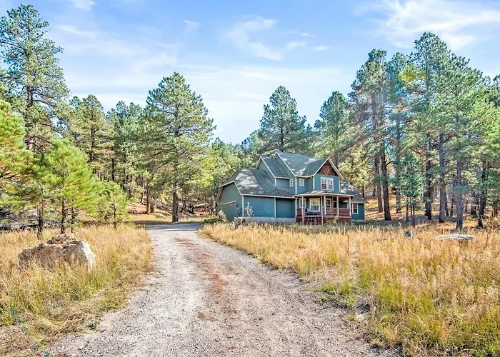 Cozy Family Cabin Deck & Fire Table Sleeps 10 Holiday home